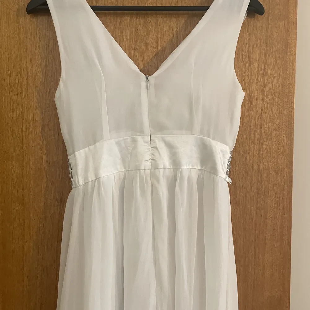 Fin vit klänning i storlek xs. Säljer pågrund av att den är för liten på mig, annars hade jag använt den på balen eller något.. Klänningar.
