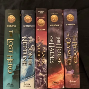 Heroes of Olympus böcker  - Säljer dessa olästa heroes of Olympus böcker. Den tredje är av en annan förläggare så i lite annat format än de andra men alla är inbundna. Jag köpte dem för två år sedan för 1375kr. Priset är inklusive frakt. 