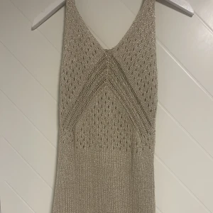 Crochet glittriga klänning - Säljer denna superfina crochet klänningen köpt i Spanien jättesvår att få på bild eftersom den är för liten för mig men kan försöka skicka fler bilder vid intresse🫶🏽det står att den är one size men skulle säga att den är xs-s