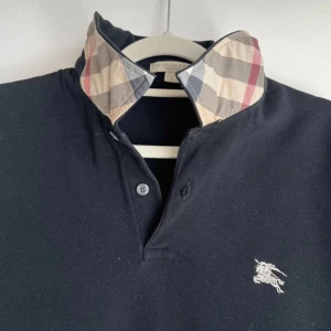 Burberry piké  - Tjena! Säljer nu min Burberry piké i strl S som är perfekt till sommaren. Skicket är 9/10 och mycket väl omhändertagen! Ifall ni har minsta lilla fundering så är det bara att höra av sig! / TE-sellout