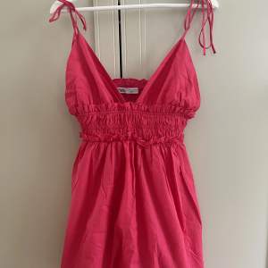 Säljer denna rosa klänning köpt på Zara, ganska kort, justerbara band, passar en som bär storlek S/M🤍