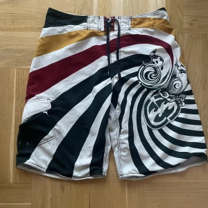 BILLABONG SHORTS - Billabongshorts som jag säljer för att de är för stora! Jättebra skick och inte använda av mig. Sitter stort men sitter enligt storlek 34.  