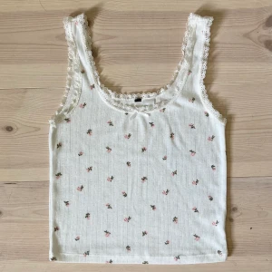 Blommigt linne - Rensar garderoben! Supergulligt blommigt linne från H&M. Endast använt ett fåtal gånger ❤️