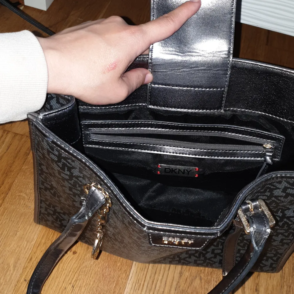 Äkta DKNY väska i bra skick, dock är handtagen lite slitna, se bild . Väskor.