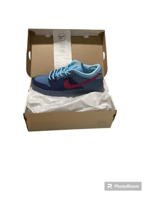 Run the jewels dunk sb - Hej! Seljer ett par nike sb run the jewels i strl 42,5. De är i nytt   skick/deadstock. Skriv för mer imformation