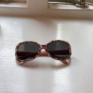 Säljer dessa söta hello Kitty solglasögonen perfekta till sommaren 💓 hör av er om ni vill köpa eller ha fler bilder 💞