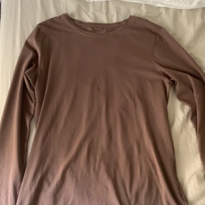 Brun topp - Jätte skön och fin brun långärmad topp. Stretchig material så passar jättebra som s,m,l och xl. Jätte bra skick, nästan helt oanvänd. Frakt:66kr.🫶🏽