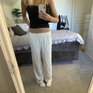 Beiga byxor  - Beiga tygbyxor från Gina i stl xs