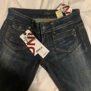 Säljer dessa skitsnygga jeans då dem var för små för mig. Helt oanvända. De är storlek W36 L34 men skulle säga att de passar storlek XS-S eller 32-34 europeiska storlekar.💗