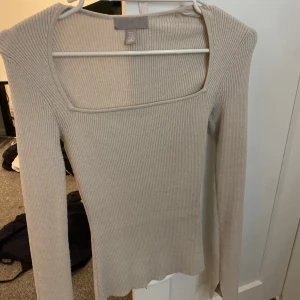 Urringad tröja H&M -  Superfin urringad tröja från H&M. In princip aldrig använd. Storlek S, minns ej hur mycket jag köpte den för men säljer för 139 kr, pris kan diskuteras. Hör av er vid intresse eller tryck på köp nu utan att höra av er😀