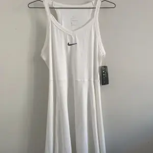 En vit tennisklänning från Nike med lapparna kvar