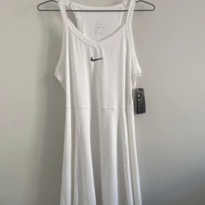 Vit tennisklänning - En vit tennisklänning från Nike med lapparna kvar