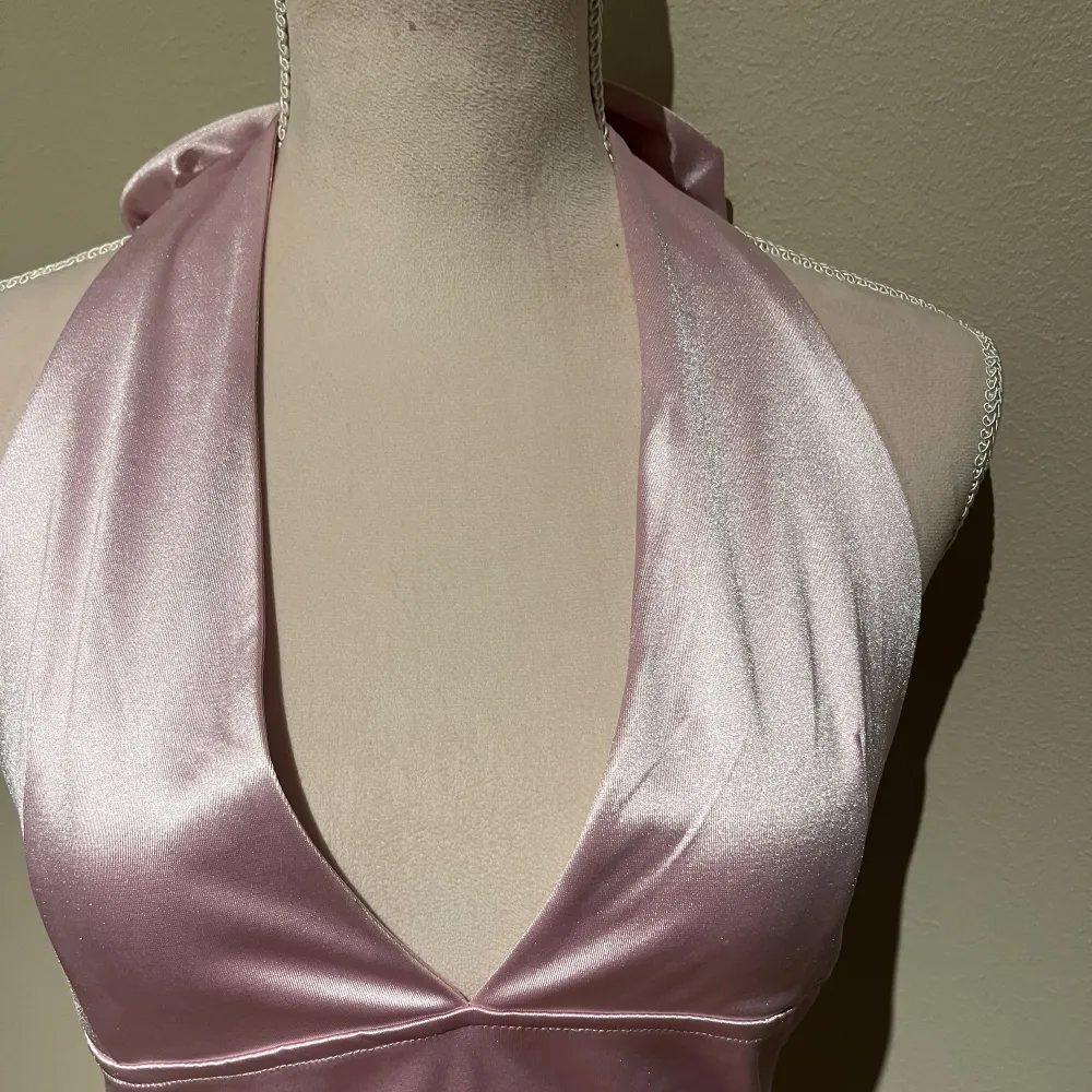 Super fin rosa klänning i silke. Aldrig använd bara testad! Liten i storleken, den är som en M!! Frakt kostar 65kr. Klänningar.