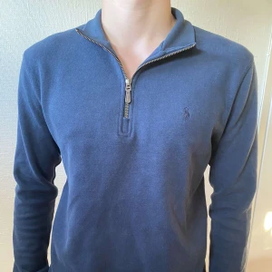 Ralph Lauren Zip - Säljer en väldigt fin Ralph Lauren half zip. Har använt den i ett tag men är i väldigt bra skick. Inga hål eller skada och väldigt skönt material. Priset kan diskuteras vid snabb affär! 😁
