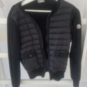 moncler cardigan  - moncler cardigan i svart, med tyg ärmar. Äkhetstag finns inuti som går direkt till moncler verify check⭐️ Den är i väldigt fint skick