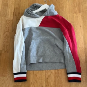 Tommy Hilfiger tjocktröja - Fint skick