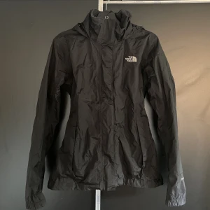 North face jacka - Svart north face jacka med luva i bra skick