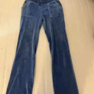Juicy byxor - Säljer mina super fina blåa juicy byxor dom är tyvärr för korta på mig 😅 Dom köptes på raglady för 1100, tyvärr inte prislappen kvar. Storlek Xs ( jag är 1,70 och dom är korta på mig) 💕 