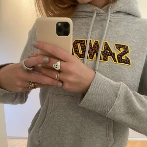 Sandro hoodie - Så cool och chill grå hoodie från Sandro!!! Jättenajs passform och så coolt tryck på bröstet😍😍 Nypris runt 2000kr