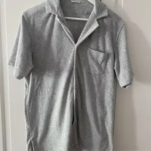 Ljusgrå frotté skjorta i nyskick (0 tvättar) helt ny har aldrig använts. Köptes för 499 