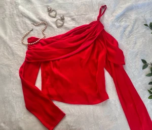 One shoulder NA-KD - Superfin röd, one shoulder top från Linn Ahlborg X NA-KD. Volanger och justerbart band! Frakt tillkommer 💕