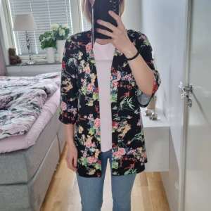 Kimono Bubbleroom - Kimono strl 32/34 från Bubbleroom. Passar även 36 då dem är rymlig. Inget att anmärka på. Material: polyester. 