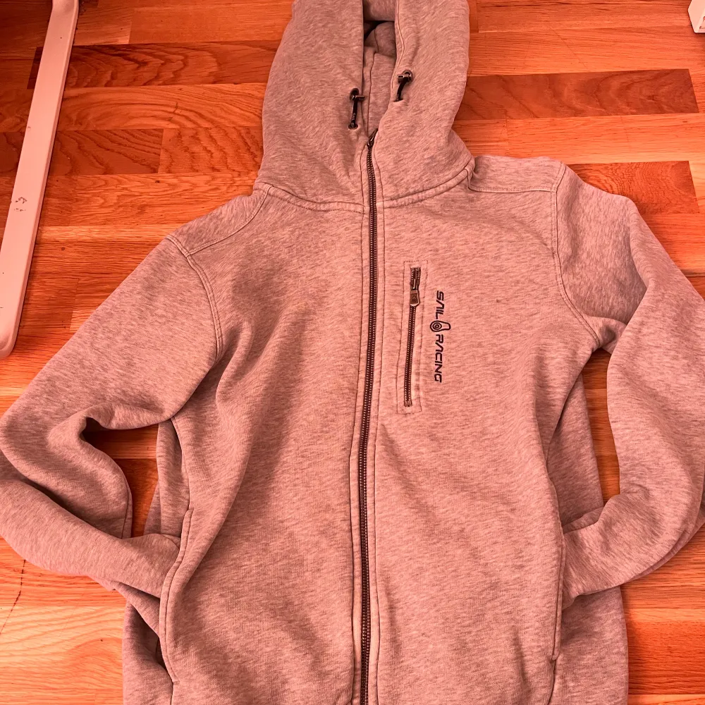 En jätte skön och fin sail racing hoodie som man skulle kunna ha på sig över en klänning eller en kjol!💕😘🧡. Hoodies.