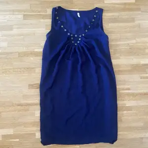 Marinblå klänning i linne material. (Den är marinblå men det klarblå ut på bilden)