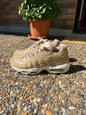 Nike air Max str 39 - Nike air Max i beige färg storlek 39 i väldigt bra skick. Passar även om du har storlek 38