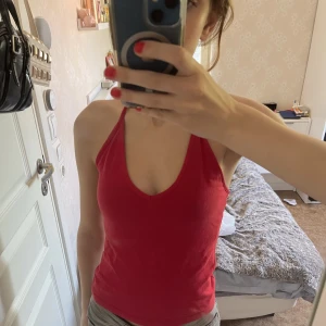 Linne - Fint rött linne i storlek 32/34 vilket motsvarar en xs/s❤️