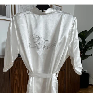 Bride morgonrock  - Fin bride Morgonrock som bara användes till bilder! Skick som ny! 