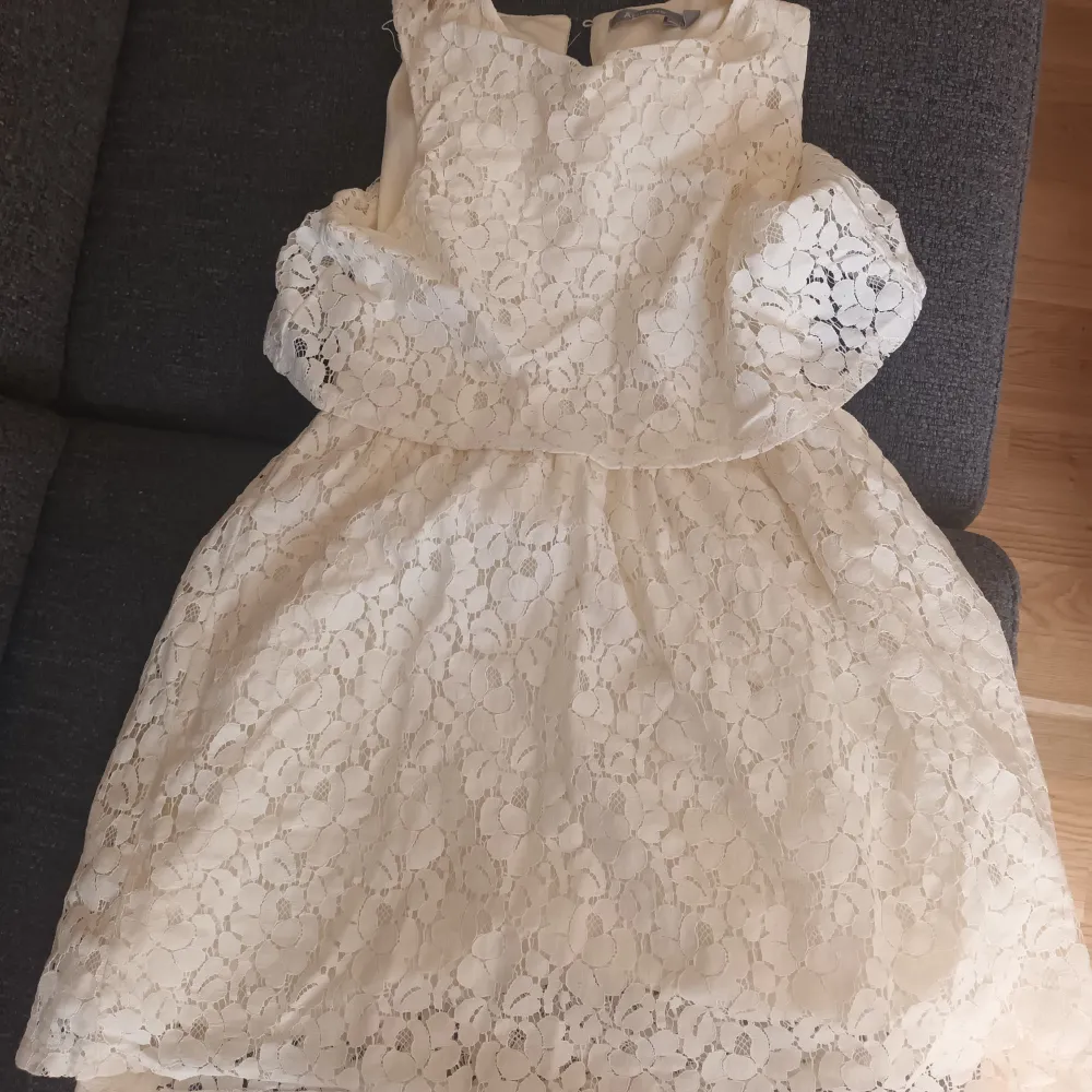 En söt vit klänning från Åhlens som knappt använts! Har även blommigt mönster och relativt kort. Klänningar.