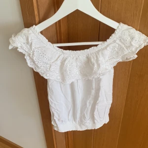 Topp - En gullig of-shoulder topp från KappAhl🌼