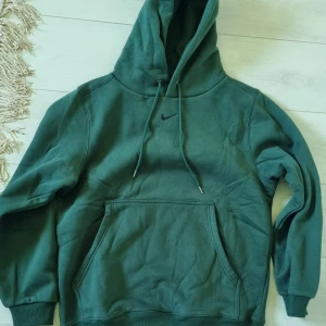 Grön Nike Fleece Hoodie miniswoosh - Travis scott hoodie typ sköönaste hoodien som finns😩😫Tjockt material och len som bara den. Använd inte så mycket så riktigt bra skick. 9/10 L men passar M också.