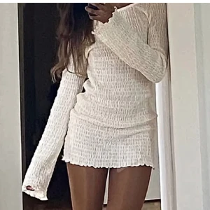 Klänning - Populär slutsåld klänning från pull&bear. Säljer då den är för liten ❤️