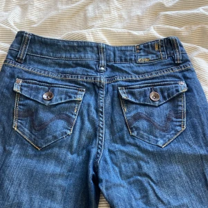 Jeans  - Söta esprit jeans som är lågmidjade och Bootcut men även har snygga bakfickor😻köparen står för frakt
