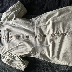 klänning - fin grön klänning med ”puff” ärmar i storlek 34