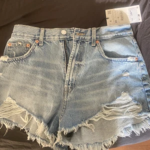 Jeans shorts zara - Oanvända jeans shorts med prislapp på! Strl 38 men sitter mycket mindre och kan användas som lågmidjat💕