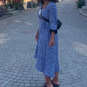 Perfekt midsommarklänning - Jättefin klänning från Monki i blommigt mönster som passar perfekt nu till midsommar, sparsamt använd och såå fin✨ köpare står för frakt