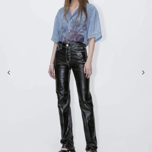 Eytys byxa - Säljer mina sjukt snygga eytys cypress jeans/byxor. De är ett par svart lackade byxor som tyvärr är lite för små.   Storlek: 28/34  Nypris: 2200kr.  Pris kan diskuteras och köpare står för porto💕