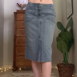 Jeanskjol - Mellanlång blå jeanskjol med massa snygga detaljer, från Hennes alltså vintage H&M! Midjemåttet är 76 cm och längden 63 cm 💞