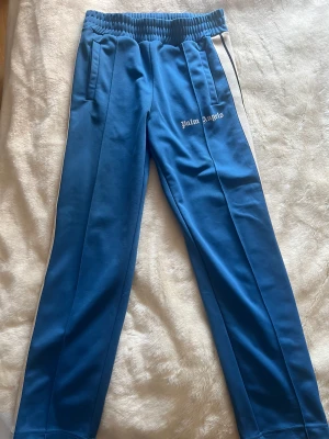 Palm angels - Säljer nu mina Palm angels byxor, köpta på farfetch för 3800 så har bara online kvitto. Säljs då jag inte är så glad för färgen! 