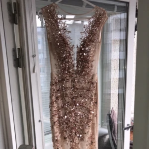 Festklänning - Använd 1 gång.