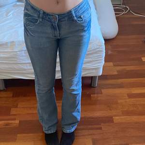 Ett par jeans ifrån Red rose jeans. Knappen är lite lös men annars felfria! Jag är 164! 
