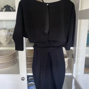 Klänning  - Jag köpte denna klänning för två år sedan har aldrig använt den. Pågrund av att den är för liten på mig. 