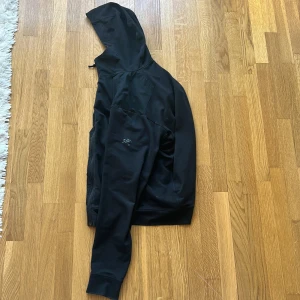 Arcteryx hoody - Spår av användning förekommer men i bra skick överlag