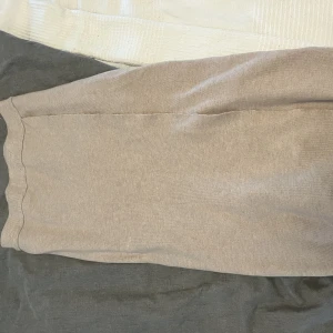 Kjol - Säljer denna väldigt sköna och bekväma kjolen från vila, kjolen är i stickat material och därför väldigt mjuk och bekväm 💕orginal pris 400kr, kjolen är även slutsåld på hemsidan!