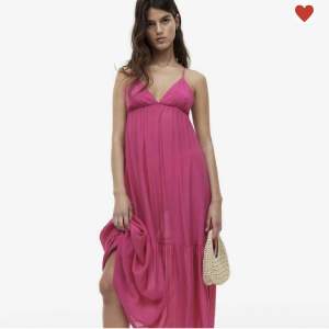 Intressekoll på denna superfina rosa långklänningen från hm💗 Helst slutsåld! Säljer vid bra bud