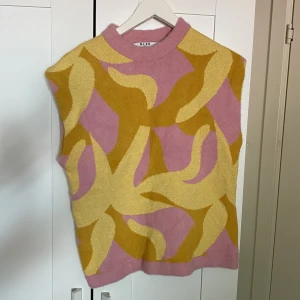 Mysig tröja  - Supersjuk tröja från NA-KD, knappt använd! Väldigt fin till sommaren om man vill ha på sig något lite varmare. Sitter lite boxigt, passar mig som vanligtvis är en s/m