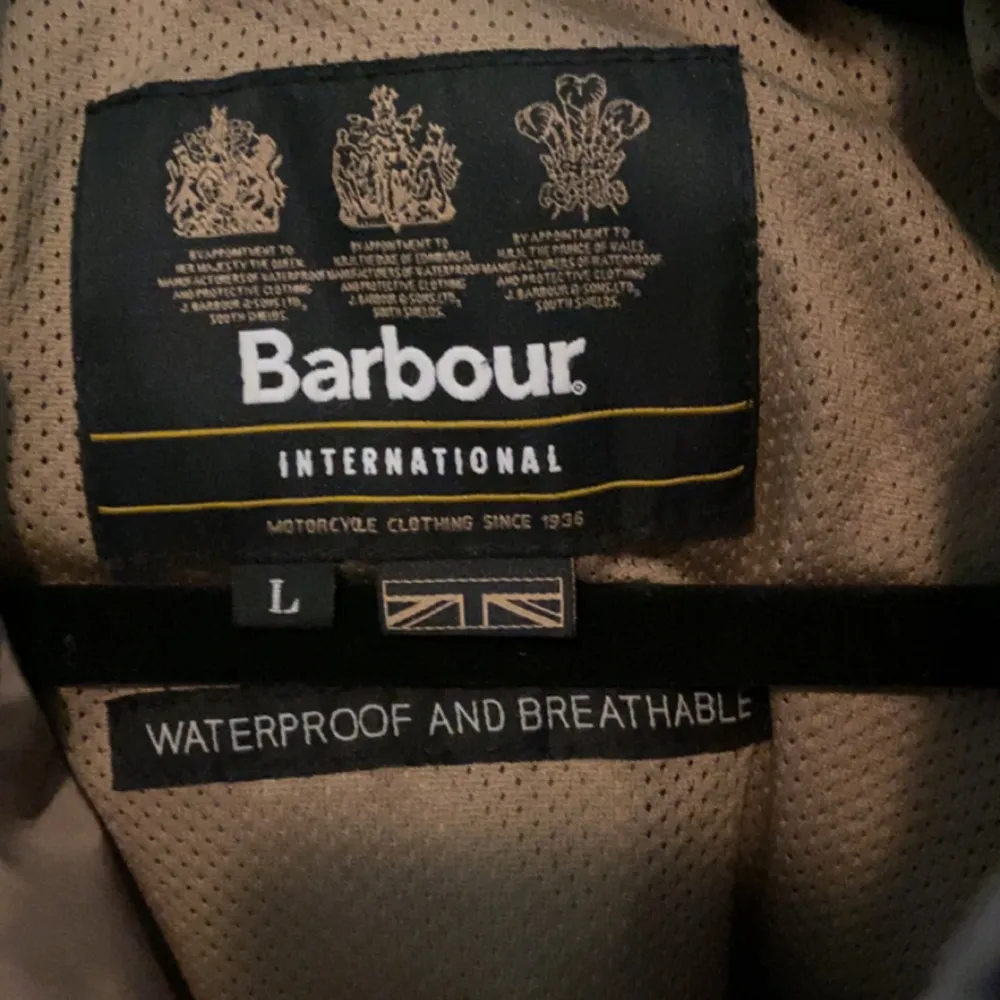 Säljer denna sparsamt använda Barbour jacka då det är riktigt är min stil längre! Inga defekter eller liknande, priset kan diskuteras!. Jackor.